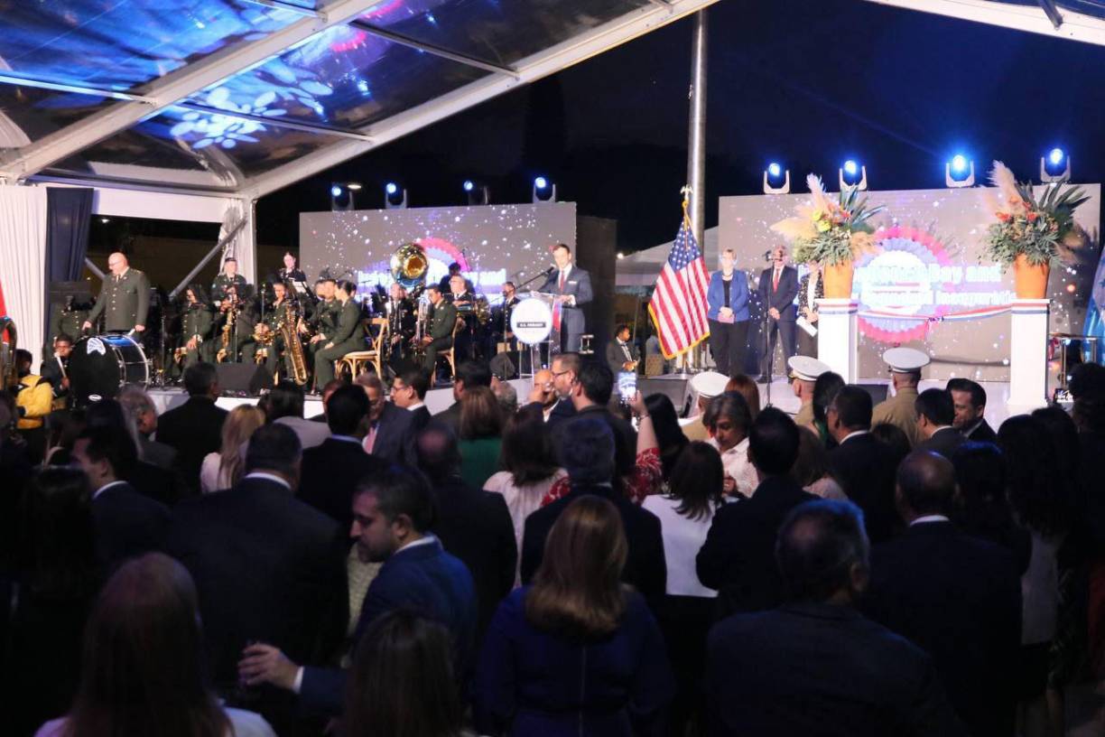 Así se vivió después la presentación de banderas por el Cuerpo de Infantes de Marina de Estados Unidos.