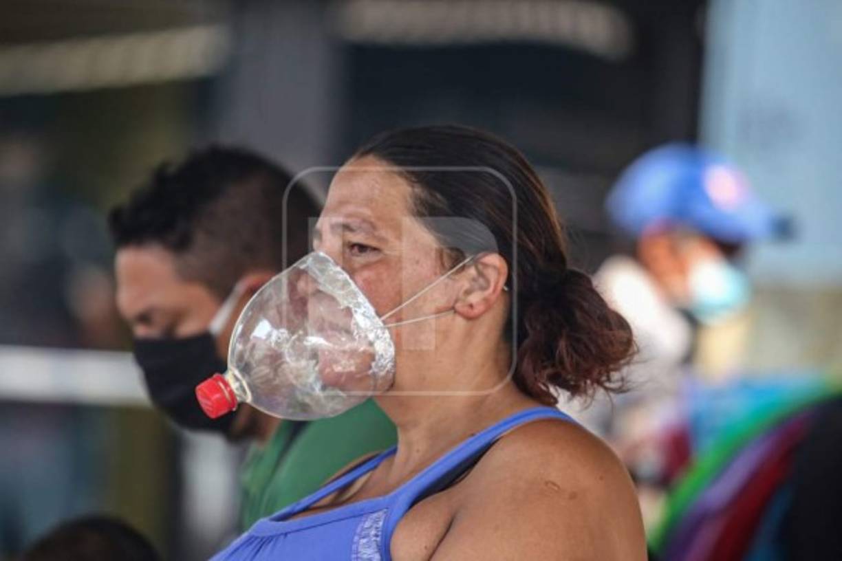 Los hondureños en Tegucigalpa, capital de Honduras, se las han ingeniado para protegerse del mortal coronavirus, a falta de mascarillas usan botellas de plástico. Este día circularon los ciudadanos con los números de terminación 3 y 4 de la tarjeta de identidad.