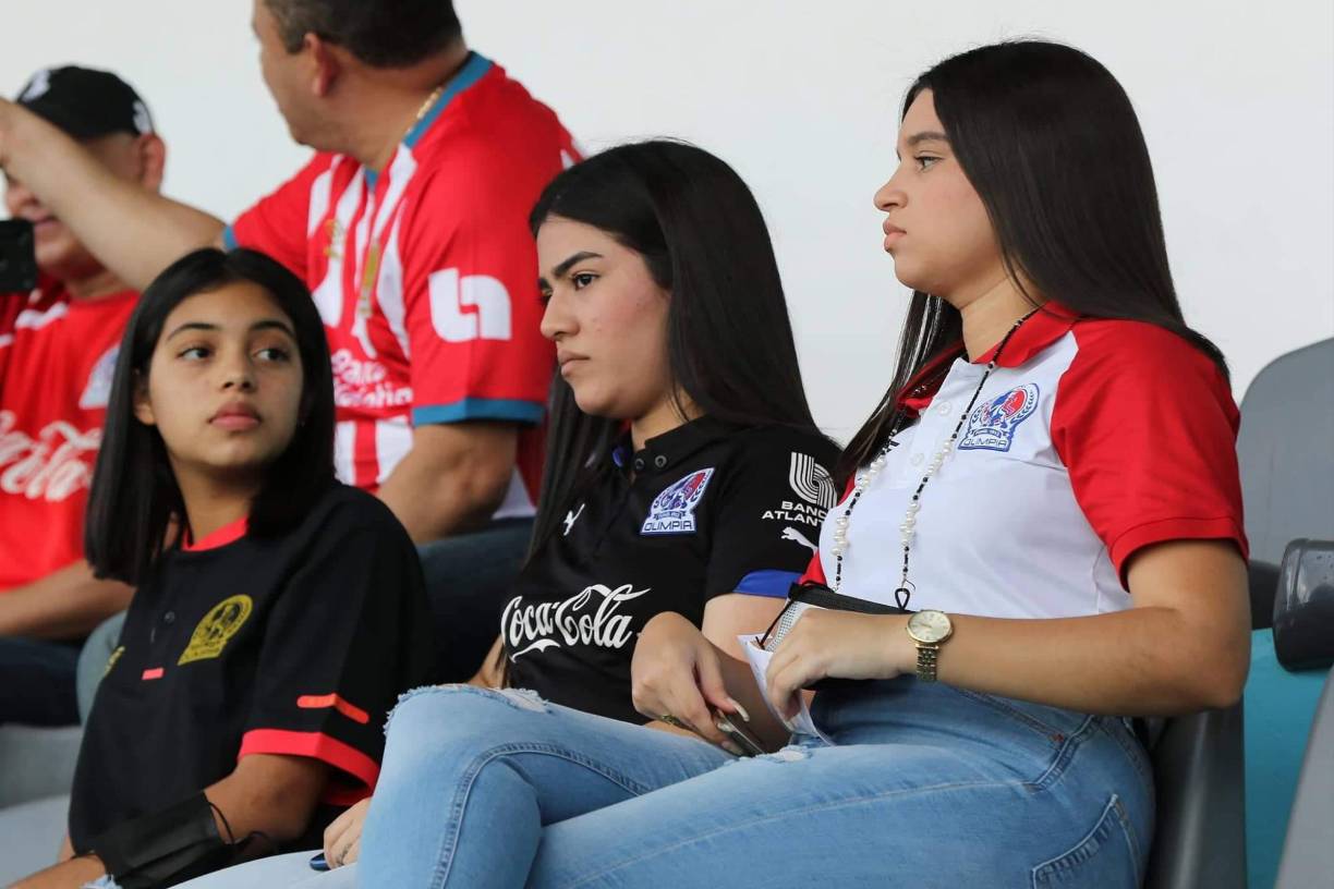 Guapas aficionadas del Olimpia se hicieron presentes en el estadio Nacional Chelato Uclés.