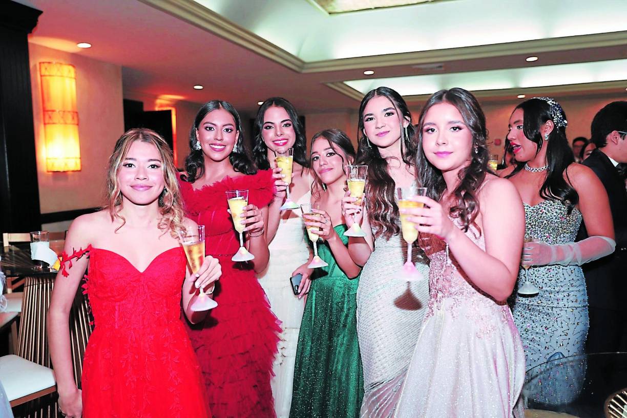 Nathalia Castro, Arlenny Ardón, Victoria Castro, Arianna Sarmiento, Alessandra Santos y Daniela López.