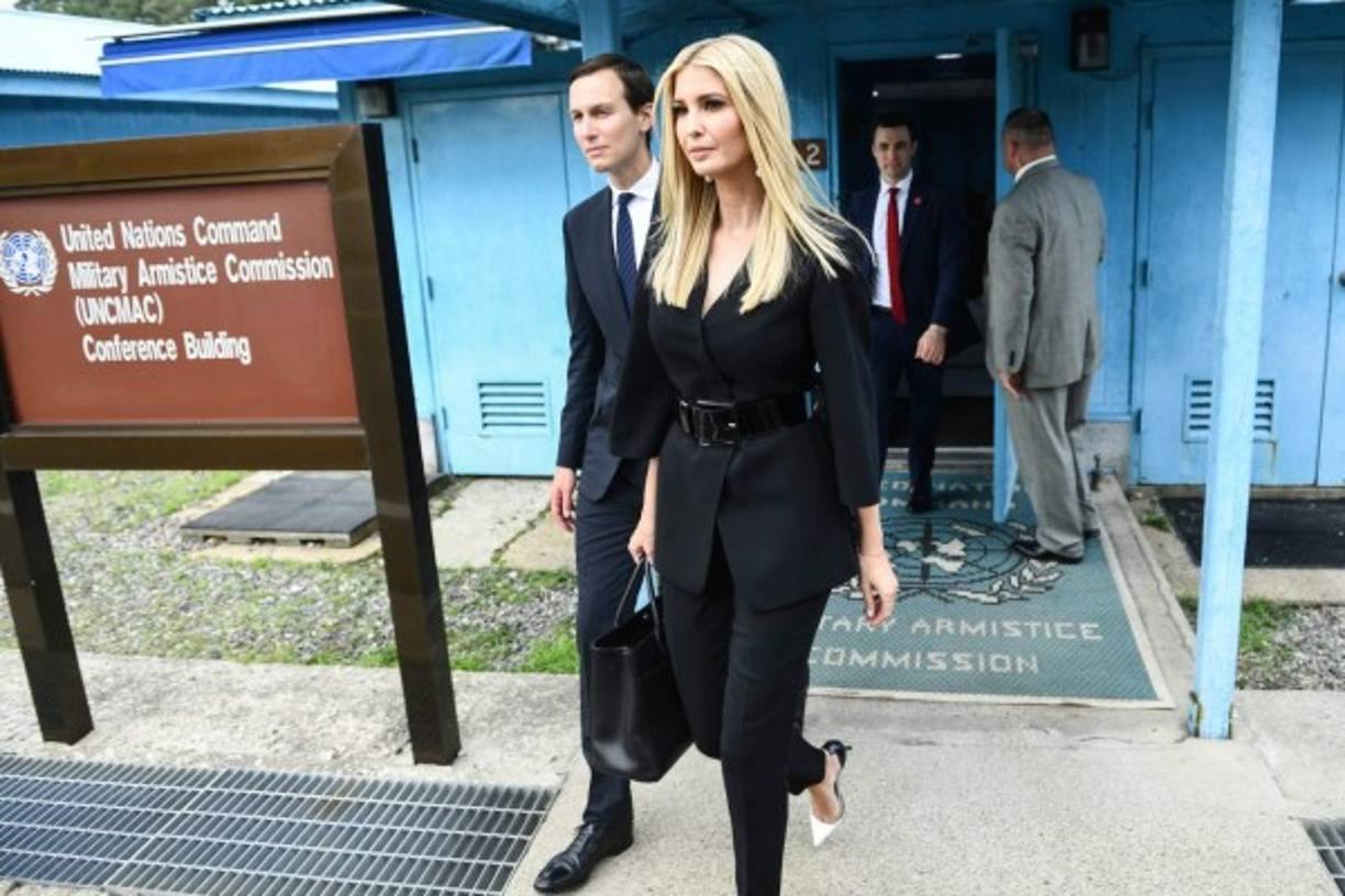 El magnate estuvo acompañado por su hija favorita, Ivanka, y su yerno, Jared Kushner, quienes también cruzando la frontera entre las dos Coreas.