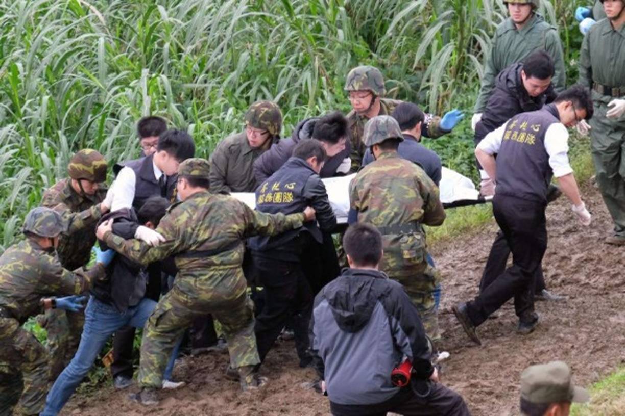 Ejecutivos de TransAsia organizaron hoy una rueda de prensa para proporcionar datos de los pasajeros y disculparse públicamente por la tragedia, que hasta el momento dejó 23 muertos.