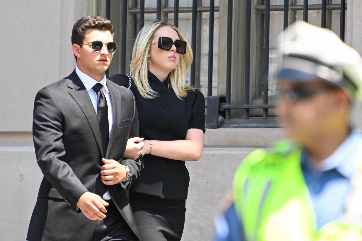Tiffany Trump y su prometido Michael Boulos también asistieron al funeral de la primera esposa de Trump, con quien tenía una relación cordial. Tiffany es hija de Marla Maples, la mujer por la que el magnate se divorció de Ivana.