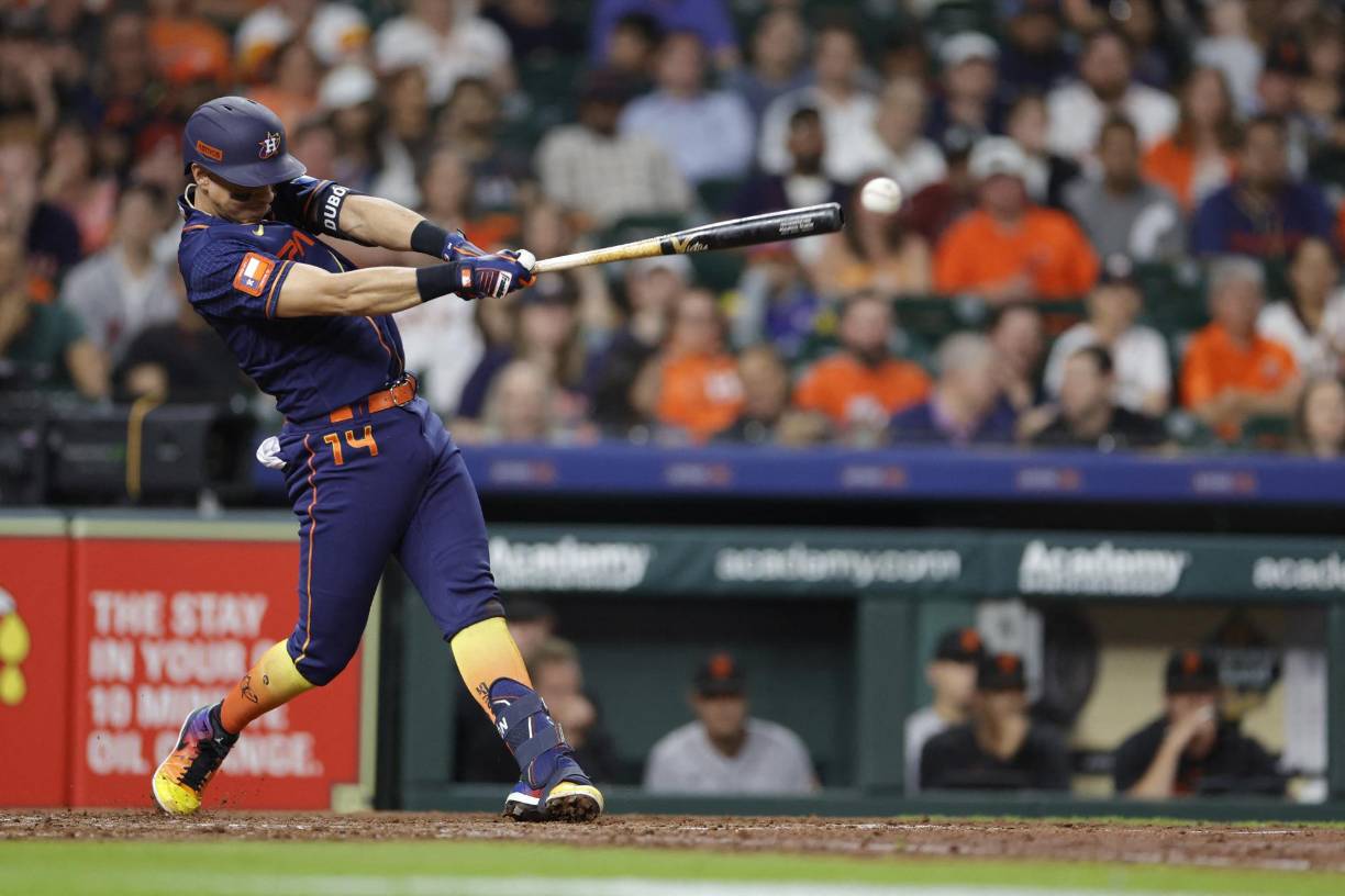 Dubón bateó un sencillo al jardín central, Meyers anotó, el hondureño llegó a segunda base y Maldonado a tercera. El Minute Maid Park se puso de pie para ovacionarlo.