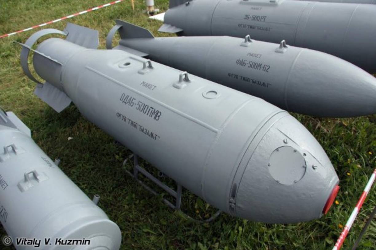 Bomba termobárica. Esta superbomba combina un combustible mono-propulsor con alguna partícula explosiva y energética que hacen una bola de fuego extremedamente concentrada y poderosa que calcina todo a su paso. <br/>