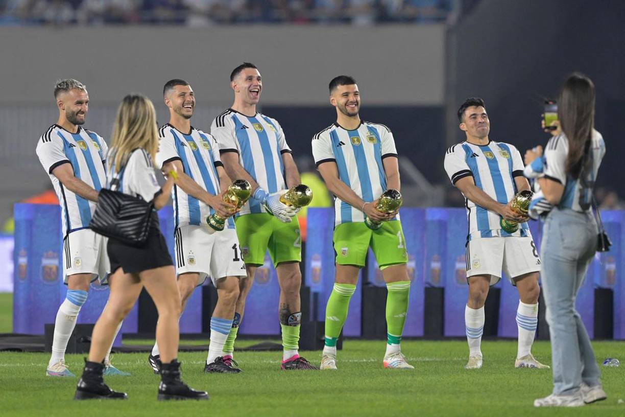 El polémico festejo a lo ‘Dibu’ Martínez, ¿con burla a Mbappé?. Germán Pezzella, Guido Rodríguez, Gerónimo Rulli y Marcos Acuña imitaron al arquero de la Selección Argentina con la Copa del Mundo.