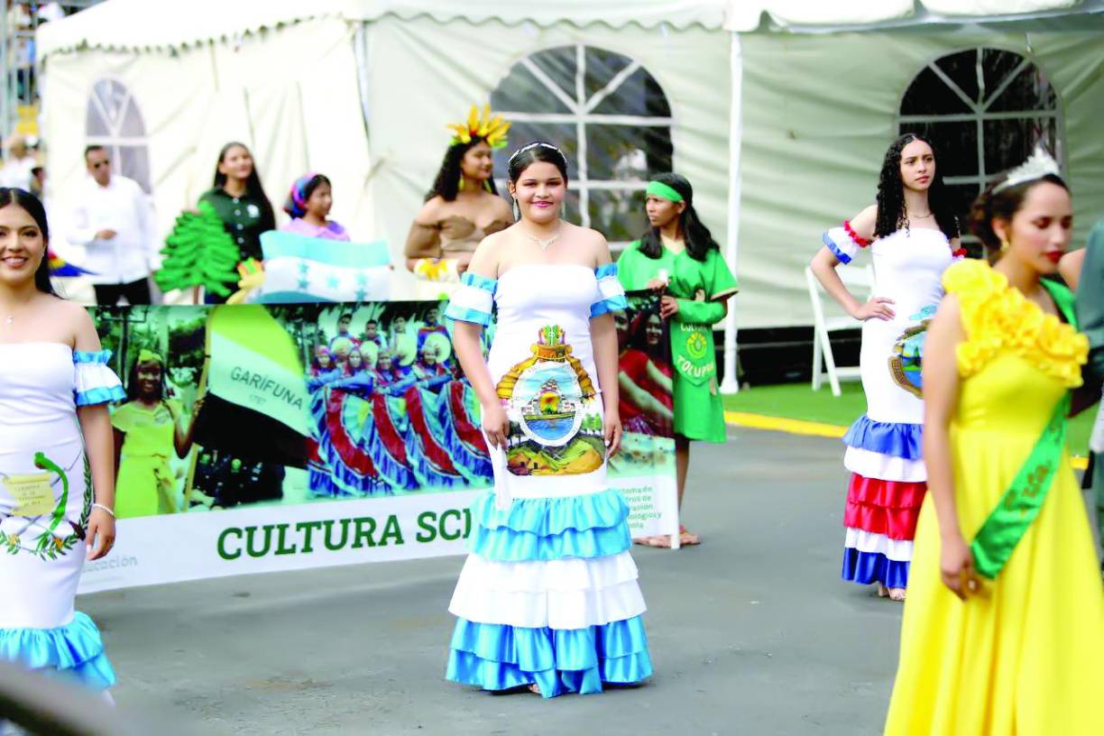 Jóvenes hondureños desfilaron desde tempranas horas. 