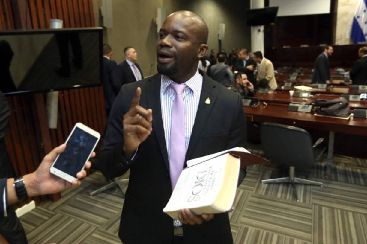 El exseleccionado hondureño Osman Chávez es otro de los rostros jóvenes en el Congreso. 'El Tierno' fue uno de los diputados más votado por el departamento de Cortés por el PAC. Fiel a sus creencias llegó a la sesión preparatoria del CN con su Biblia. 'Vamos a estremecer este Congreso con el poder de Dios', dijo Chávez.