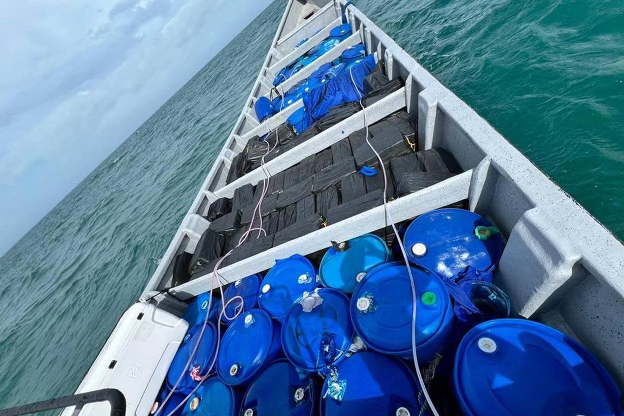 Agregó que en la lancha eran transportados 100 fardos de supuesta cocaína y que los cinco tripulantes, cuya nacionalidad no precisó, fueron capturados después de “48 horas de seguimiento” en el Caribe de Honduras.