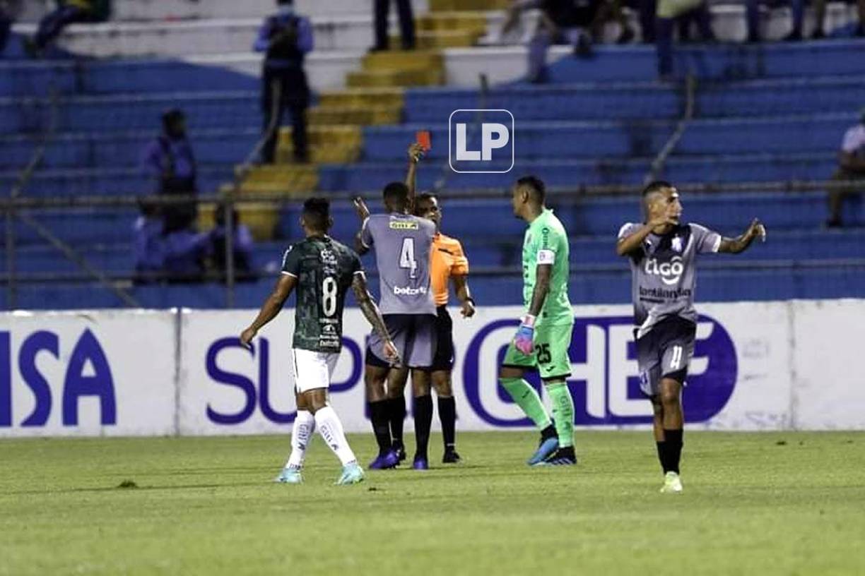 El árbitro Orlando Hernández le muestra la tarjeta roja al portero de Marathón, Denovan Torres.