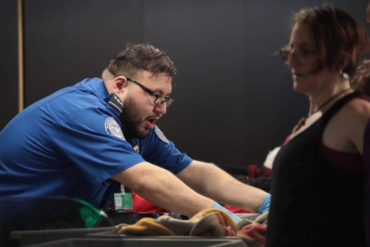 Los agentes están obligados a trabajar sin sueldo a través del cierre parcial del Gobierno, por lo que muchos se han ausentado de su trabajo ya que no pueden pagar el cuidado de sus niños, según la CNN.