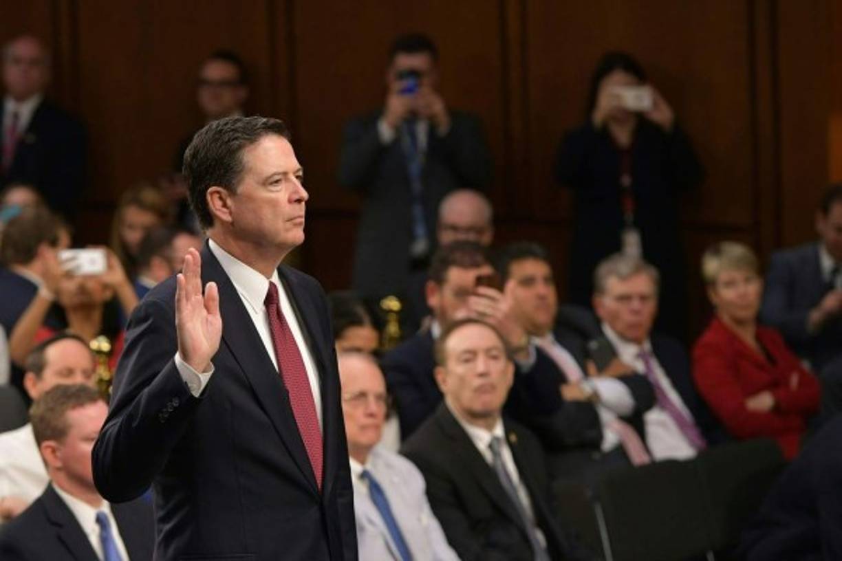 Por primera vez este jueves el exdirector del FBI James Comey, despedido hace un mes por Donald Trump, testificasobre la incomoda relación que mantuvo con el presidente estadounidense a propósito de la trama de la injerencia rusa que acosa al mandatario, lo que ha levantado una expectación propia de una 'Super Bowl'.