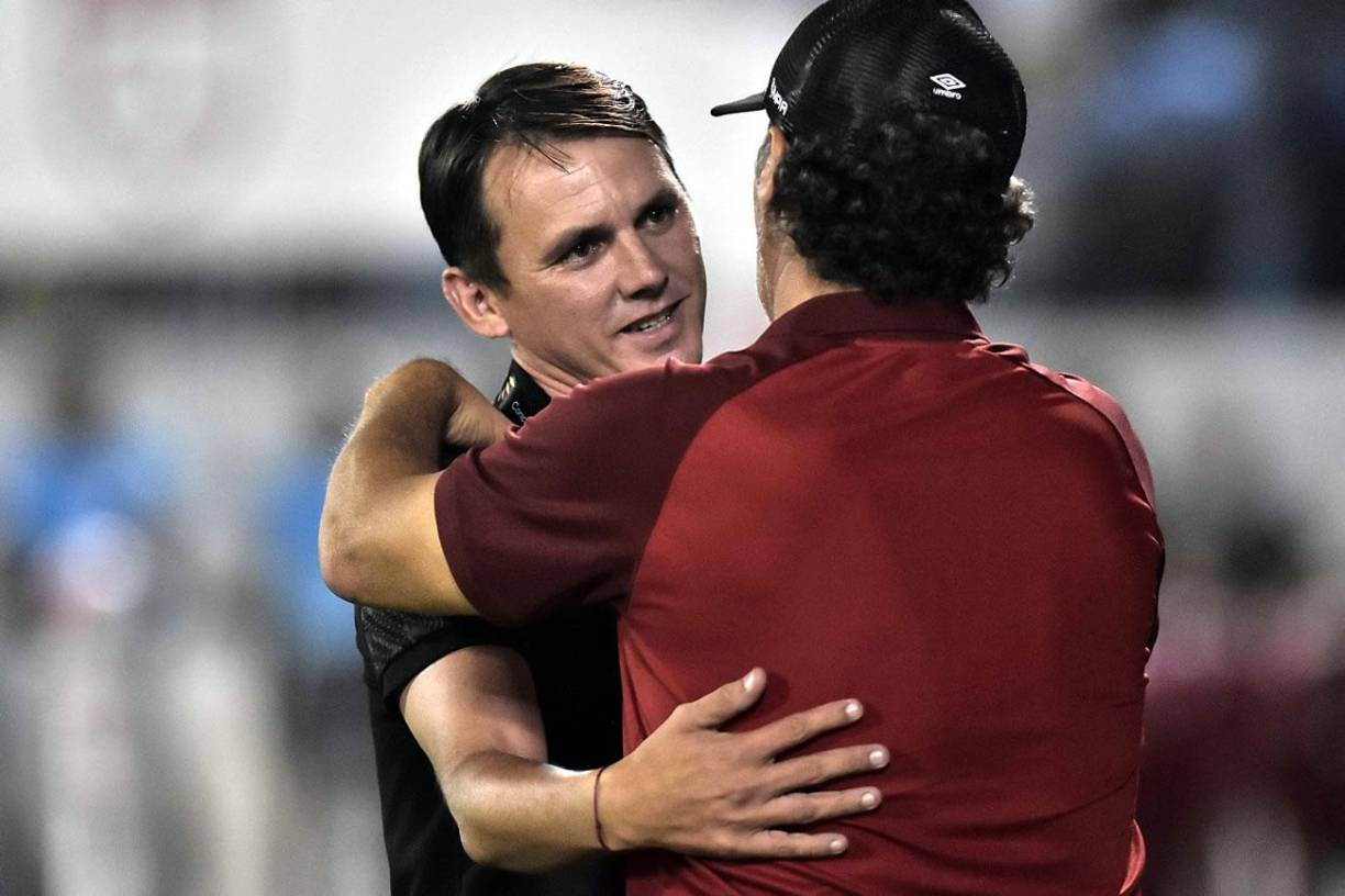 Pedro Troglio saludando al entrenador del Diriangén, Roberto Chanampe, antes del inicio del partido.