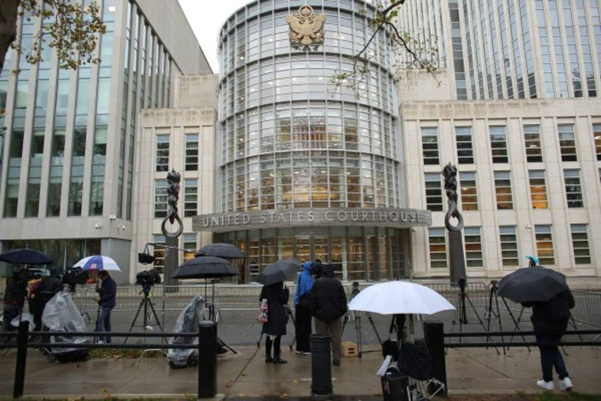 El juicio arrancó este lunes con la elección de los jurados que decidirán el futuro de Guzmán Loera. Debido a la extrema seguridad impuesta por las autoridades desde que el presunto capo llegó a Nueva York, el jurado está siendo seleccionado fuera del ojo público y ante solo cinco periodistas que deberán informar a su vez al numeroso grupo de medios que cubre este histórico y mediático juicio.