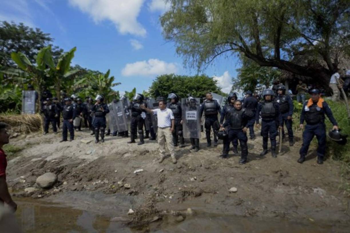 México desplegó un retén policial a la orilla del río para disuadir a los hondureños de continuar la peligrosa travesía a pie.
