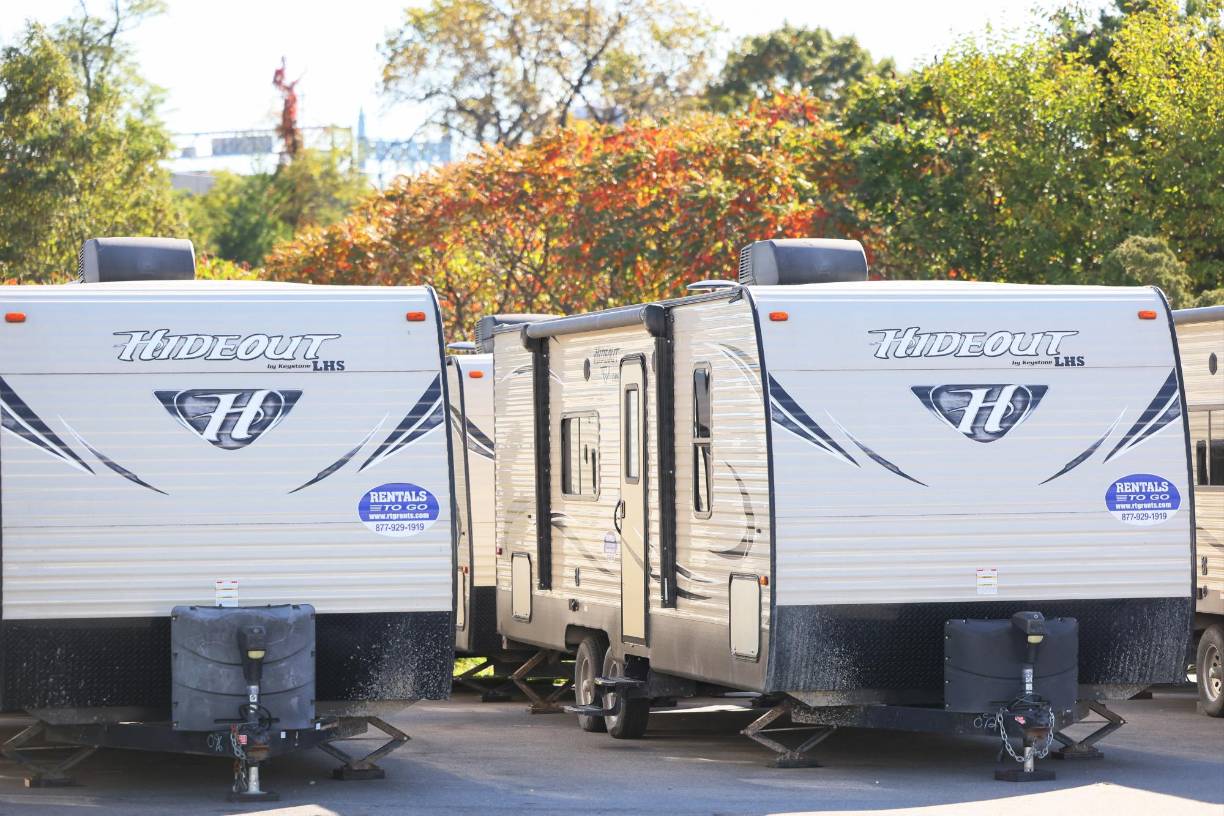 Las autoridades informaron que únicamente hombres solteros serán albergados en estas instalaciones tras su llegada a la terminal de autobuses de Manhattan y permanecerán en las mismas un corto tiempo mientras se determina su situación.
