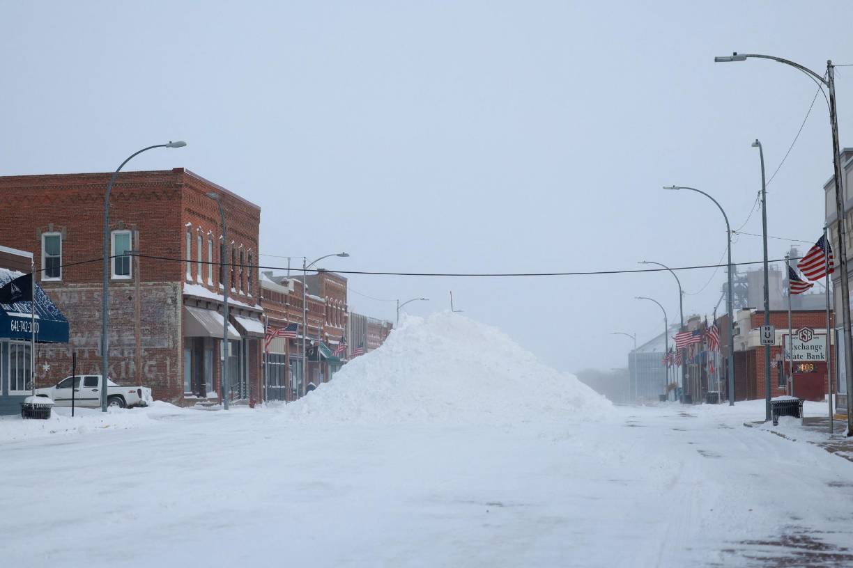Las autoridades advirtieron que la poca visibilidad y los accidentes estaban causando atascos. Imágenes en redes sociales muestran los mantos blancos en Iowa y Nebraska.