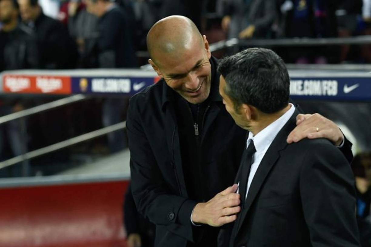 Zinedine Zidane y Ernesto Valverde se saludan antes del inicio del partido.
