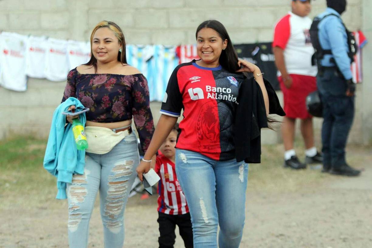 Bellas aficionadas del Olimpia asistieron a Comayagua para el partido contra el Marathón.