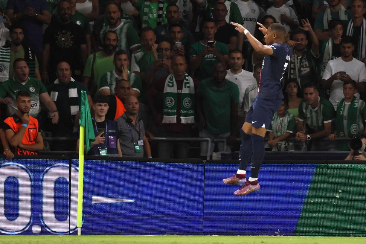 Así celebró Kylian Mbappé su gol, tras pase de Messi, para la remontada del PSG ante Maccabi Haifa.