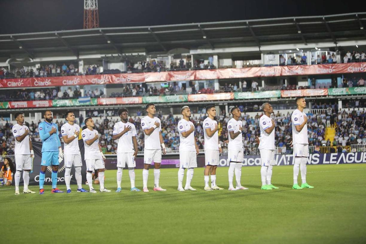 Los 11 titulares de la Selección de Honduras entonando el himn nacional antes del partido.