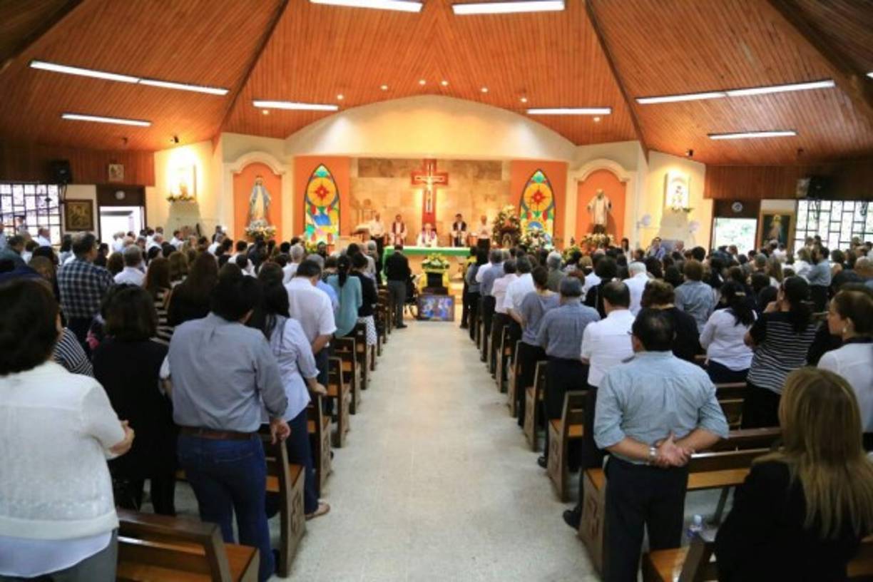 En la misa de cuerpo presente en la Iglesia San Vicente de Paúl hay familia, amigos y seguidores del Real España.