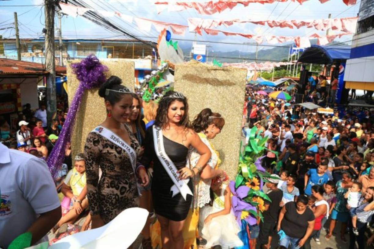 Las progreseñas, señorita aniversario y reina del festival de la Sopa de Caracol, posan para la foto.