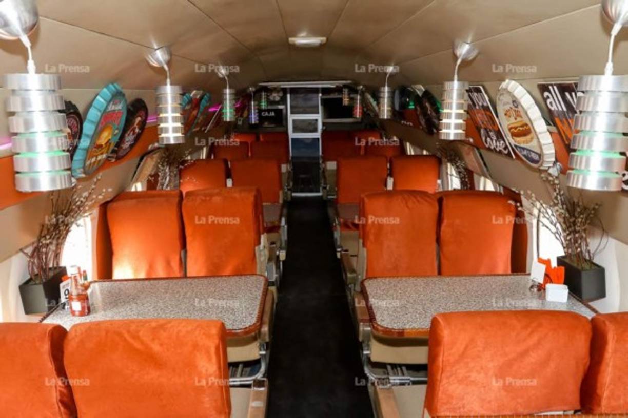 El interior está adornado con accesorios antiguos donde también se deleita escuchando música de la época de los 60, 70 y 80. Después de cada cuatro canciones, se escucha el menú del restaurante de una forma muy peculiar, como un sonido parecido al llamado que se hace en los aviones para alistarse con los cinturones que ya se iniciará el vuelo.