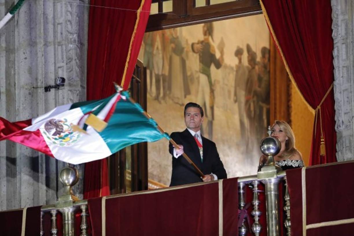 MEX301. CIUDAD DE MÉXICO (MÉXICO), 15/09/2017.- El presidente de México Enrique Peña Nieto (i), junto a la primera dama Angélica Rivera (d), ondea la bandera mexicana durante la celebración del 207 aniversario del Grito de Independencia hoy, viernes 15 de septiembre de 2017, en la Plaza de la Constitución, frente a Palacio Nacional de la Ciudad de México (México). EFE/José Méndez
