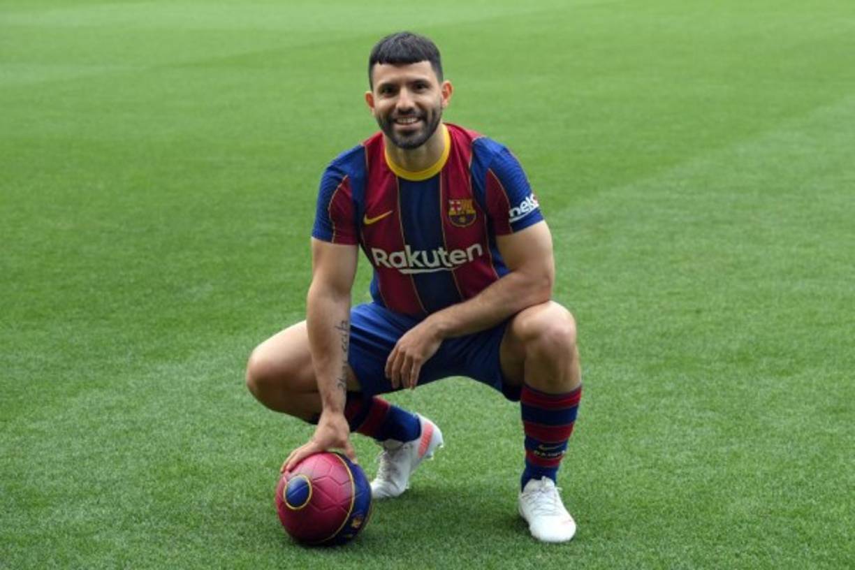 El delantero argentino Sergio 'Kun' Agüero ha fichado por el Barcelona para las dos próximas temporadas en un movimiento que puede ayudar a mantener en el club a Lionel Messi, todavía pendiente de renovar. Foto AFP.