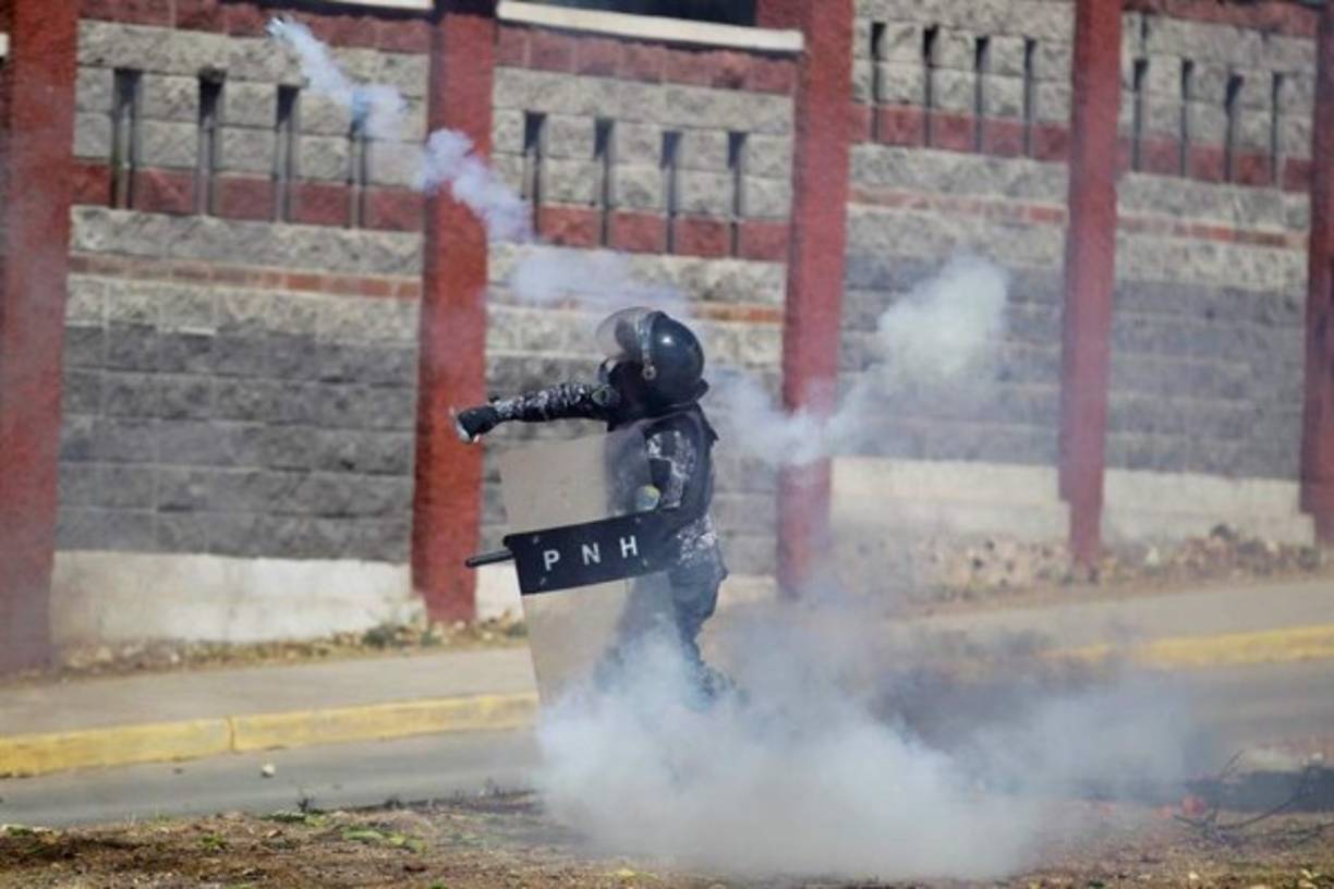 Estudiantes universitarios se enfrentan a la Policía a la Policía para exigir justicia cuando se cumple un año del asesinato de la líder indígena y ambientalista Berta Cáceres, en Tegucigalpa (Honduras). EFE/Gustavo Amador