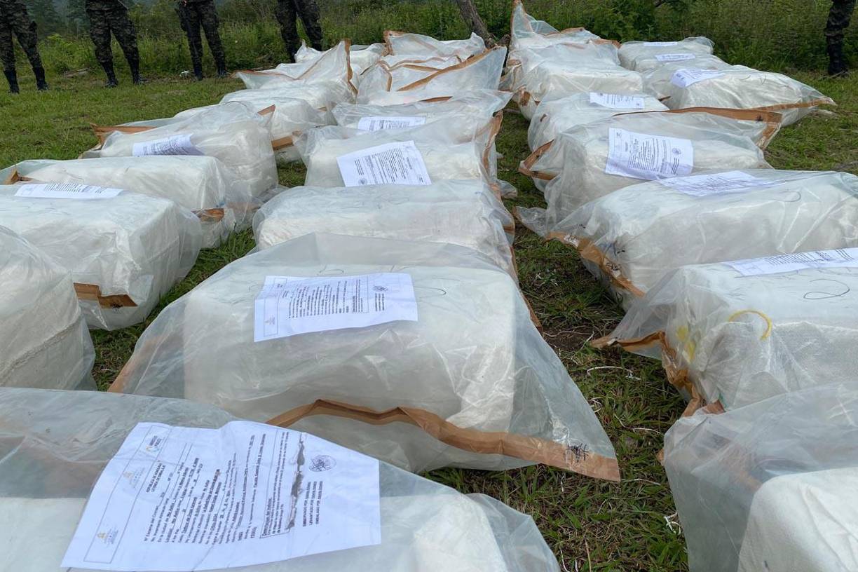 El Ministerio Público añadió que se encuentran en prisión preventiva tres hombres de origen colombiano, acusados de tráfico de drogas agravado por el traslado del cargamento.