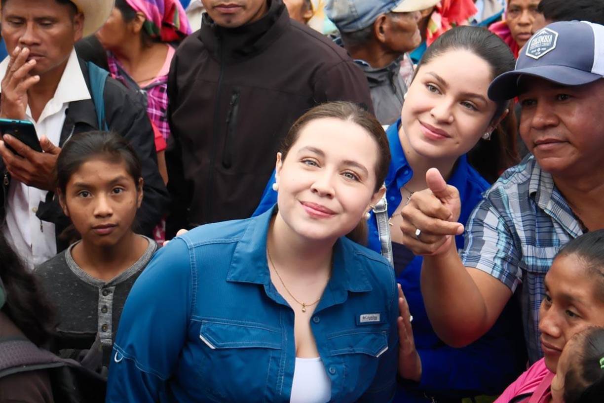 Las hija de Juan Orlando Hernández acompañan a su madre en la campaña política.