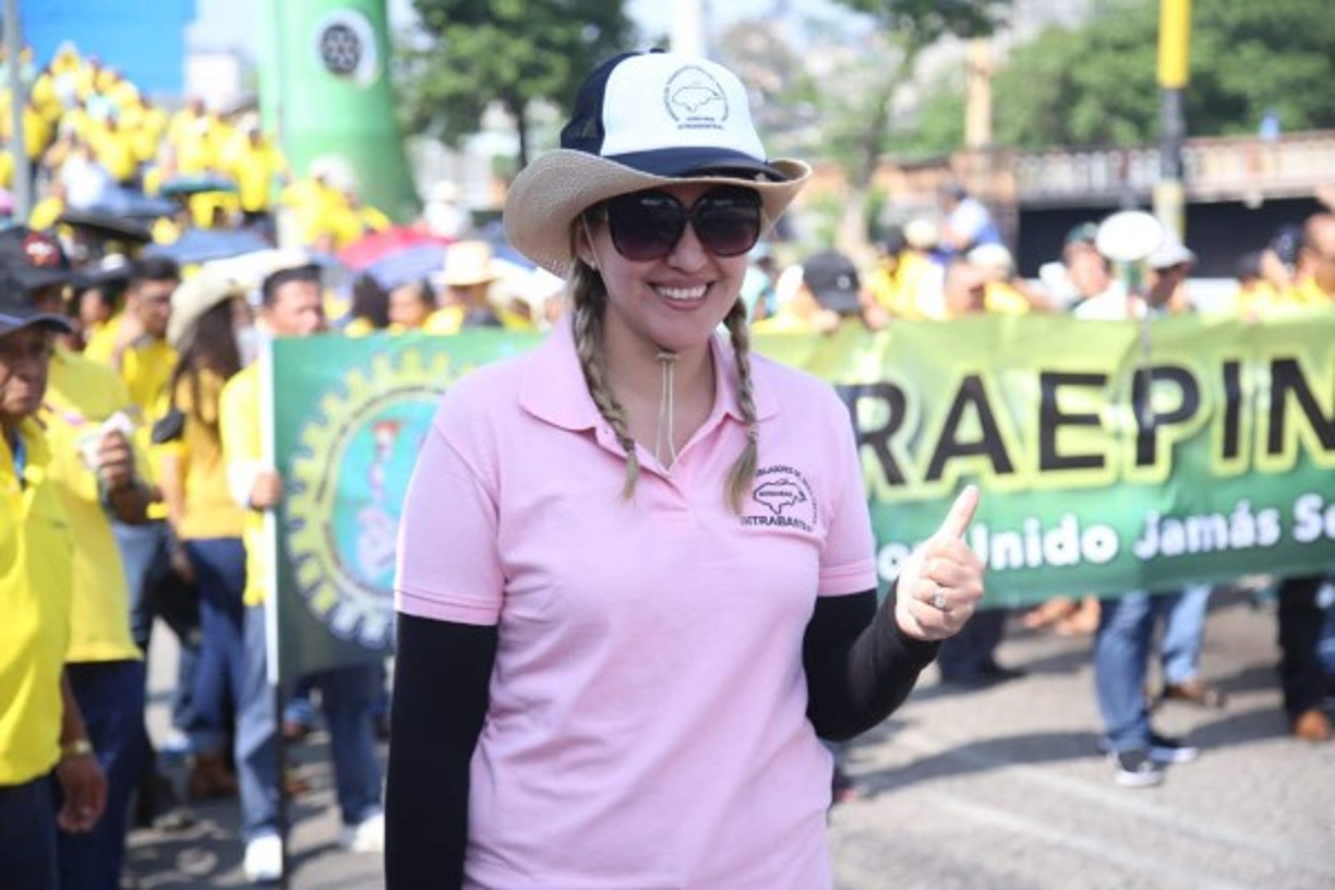 Esta hermosa joven se sumó a las movilizaciones en Tegucigalpa y posó para el lento de LA PRENSA.