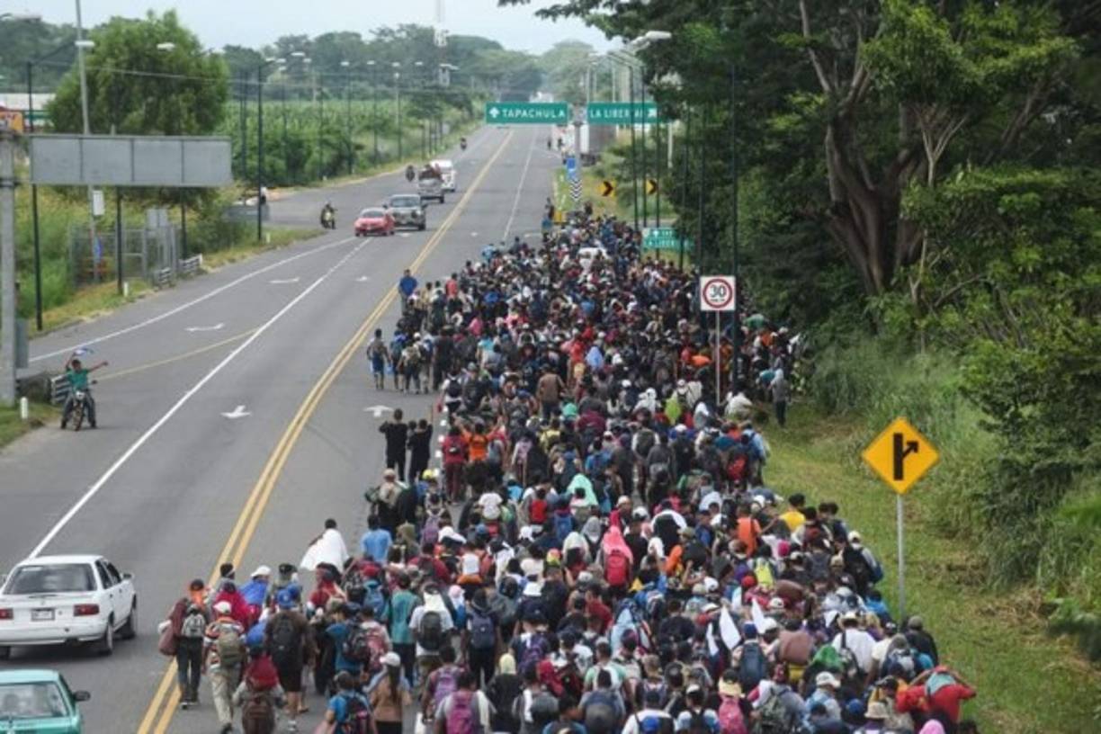 Los migrantes salvadoreños que se dirigen en una caravana a los Estados Unidos, caminan a lo largo de la ruta, entre Ciudad Hidalgo y Tapachula en México ayer viernes 2 de noviembre de 2018.