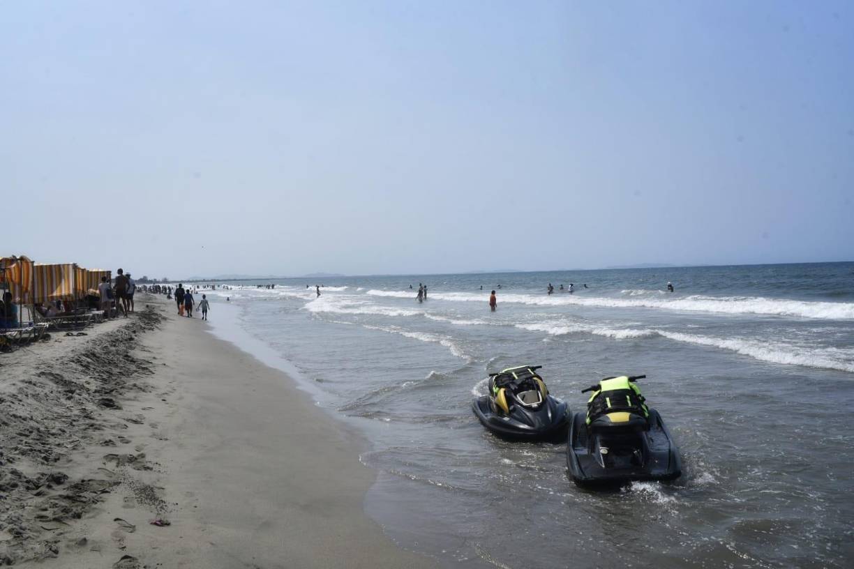 En las playas circundantes a Telamar, locales ofrecen servicios de entretenimiento y aventura como paseos en motos acuáticas. 