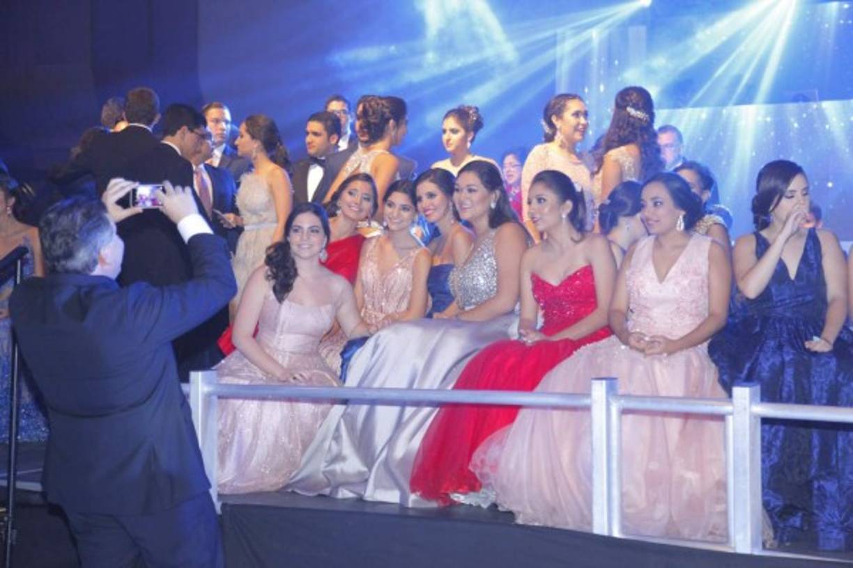 Las bellas graduadas se reunieron en una terraza central de la fiesta para el gran brindis.