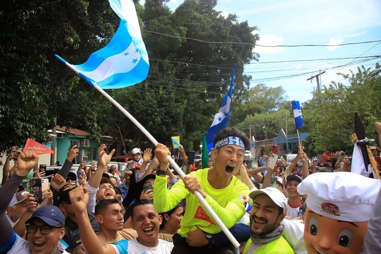 Su travesía comenzó en la frontera entre México y Estados Unidos y lo llevó a través de Guatemala y El Salvador, hasta llegar a Ocotepeque. 