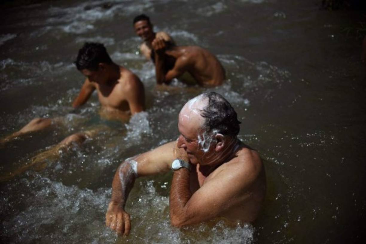 Pequeños y grandes aprovecharon las aguas de un río en Pijijiapan, estado de Chiapas, México.
