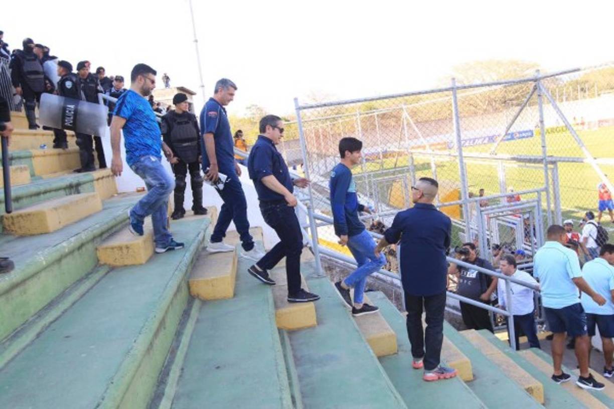 Diego Vázquez estaba en las gradas junto a directivos del Motagua y también fueron desalojados del estadio Carlos Miranda.
