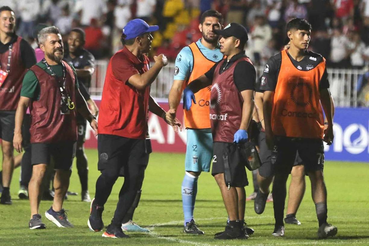 Diego López, preparador de porteros de Olimpia, estaba muy molesto después de la eliminación del equipo merengue.