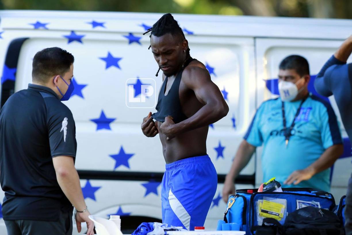 Alberth Elis alistándose para la práctica de la Selección de Honduras.