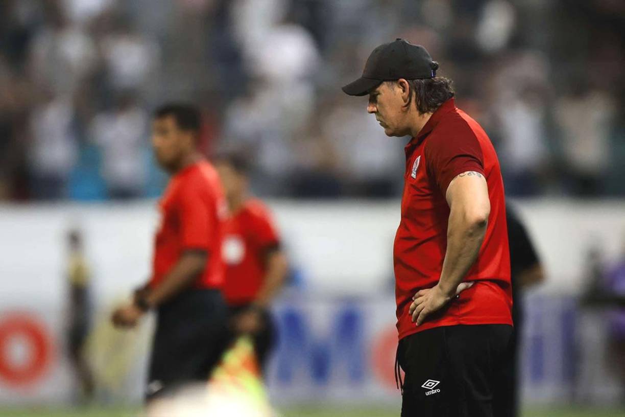 Gustavo Reggi, resignado por la nueva derrota del Olimpia.