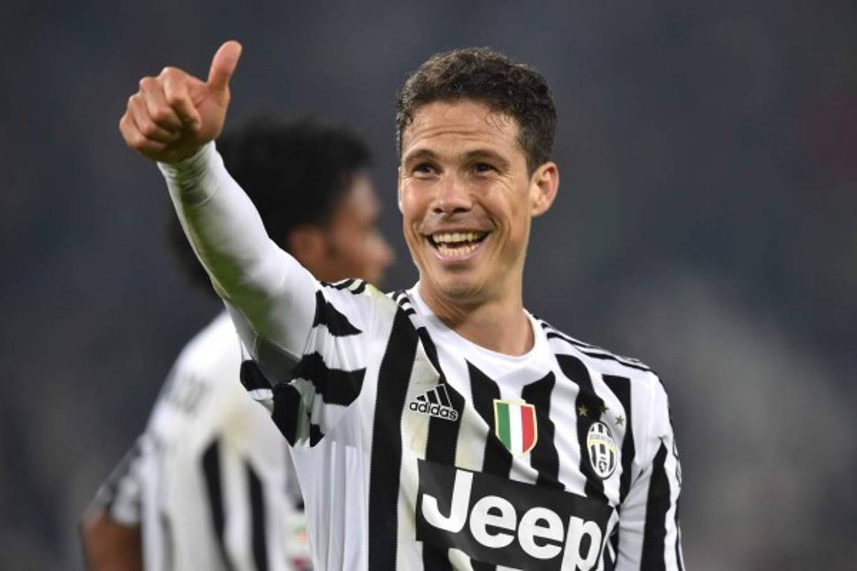 El centrocampista brasileño Hernanes está valorando un cambio de aires y podría abandonar la Juventus de Turín en este mercado de fichajes ante el interés de varios clubes europeos en conseguir su incorporación. Uno de ellos que se ha sumado es el Valencia para ser el sustitudo de Dani Parejo.
