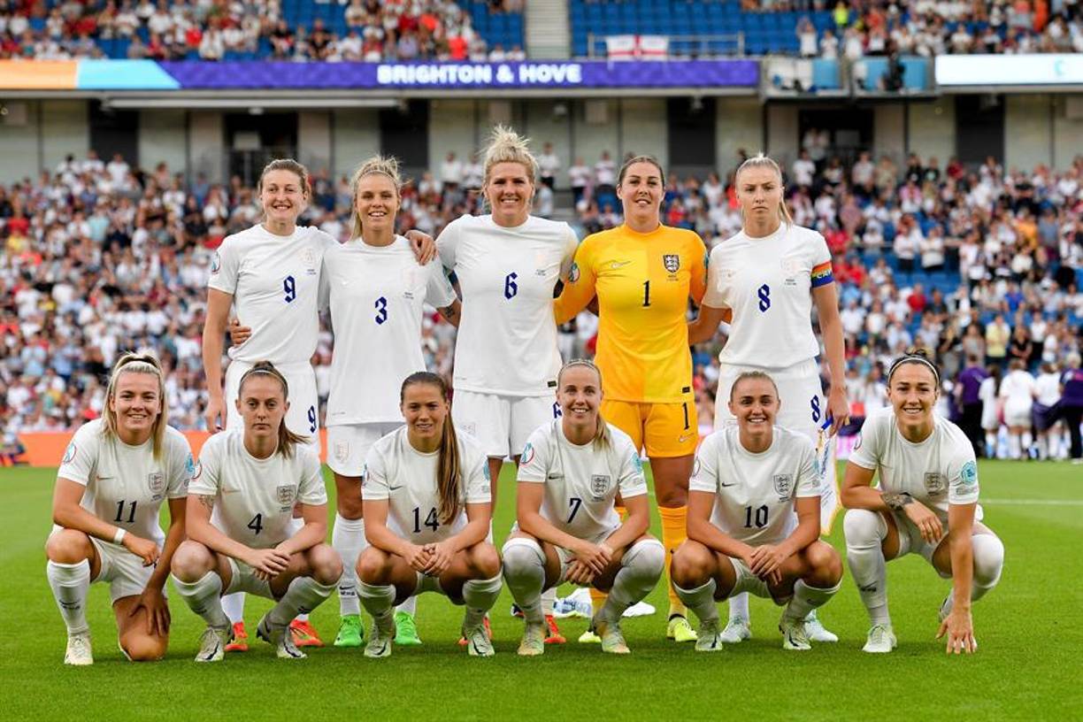 Inglaterra, una de las favoritas para llevarse el título. Las anfitrionas, han marcado catorce goles y no han recibido ningún gol en los tres partidos de la fase de grupos. Logró la mayor goleada de la historia de las Eurocopas (8-0) ante Noruega. Su rival en cuartos: España