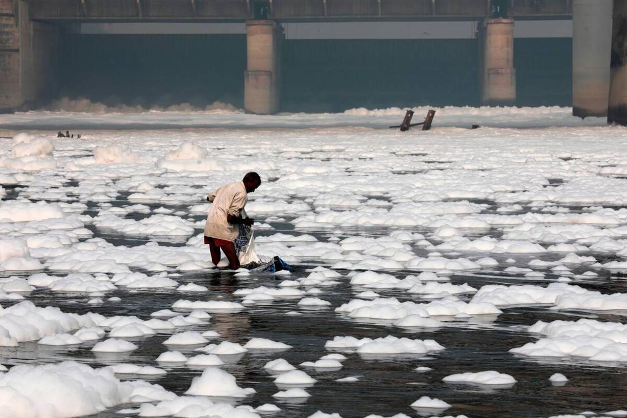 Según las mediciones de las autoridades de Nueva Delhi, el río está deteriorado por contaminantes biológicos, metales pesados, materiales provenientes de las explotaciones y residuos domésticos.