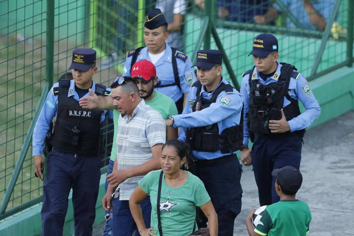 El hincha parece que no se quería salir y los agentes policiales lo sacaron casi a empujones.