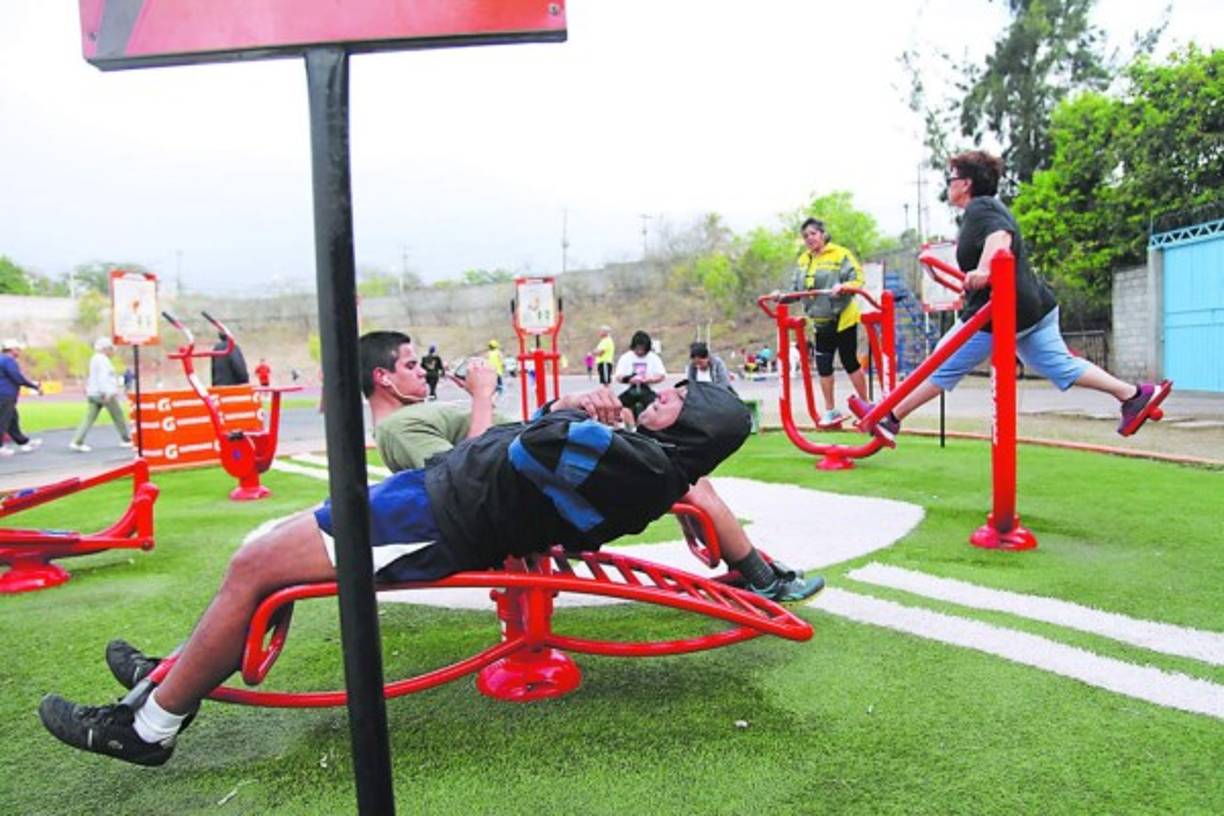 Los capitalinos gozan de instalaciones apropiadas para ejercitarse y mantenerse en buen estado físico. Niños y adultos se dan cita a la Villa Olímpica.