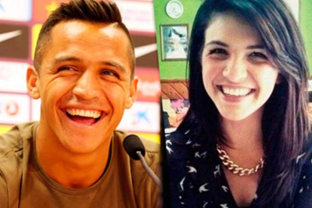 Los chilenos se esforzaron por encontrar una parecida a su gran estrella y referente de la selección, Alexis Sánchez, el cual les dio resultado, luego que encontraran a una mujer que tiene la misma sonrisa que el atacante del Arsenal.