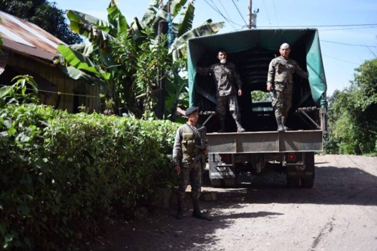 Cerca de la mujer, Óscar Juárez, otro vecino de la misma localidad, afirmó que también prefirió abandonar su vivienda 'para proteger la vida'. 'Nos dejó un temor y pues hay que alertarse uno más rápido. (...) Porque ya cuando viene eso cerca (material volcánico) ya no le da tiempo a uno de salir aunque corra porque viene muy rápido', señaló Juárez.